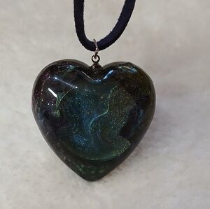 Heart-Shaped Iridescent Resin Pendant Necklace - Green & Blue